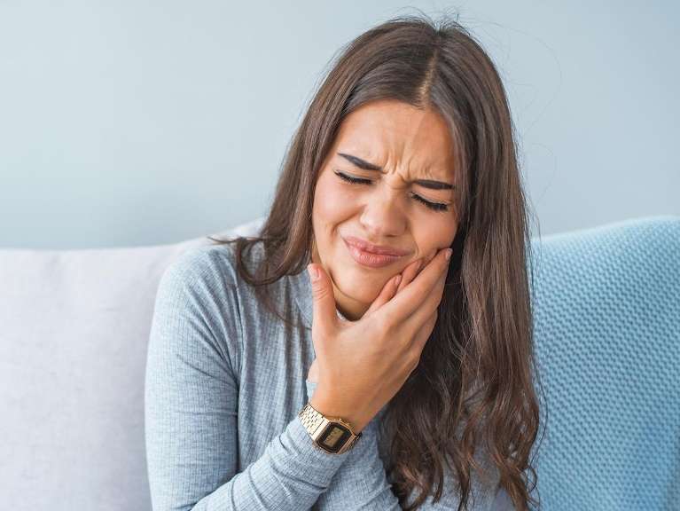 woman with tooth pain in Troy NY